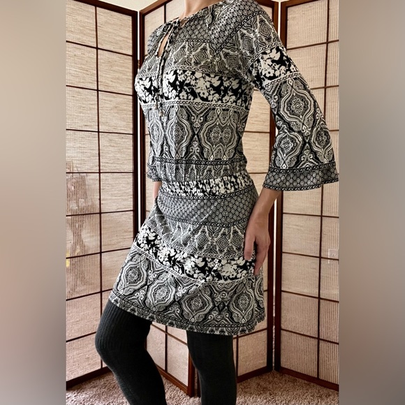 White House Black Market white and black 3/4 sleeve paisley boho dress - Picture 7 of 9